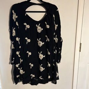 Black floral keyhole back dress